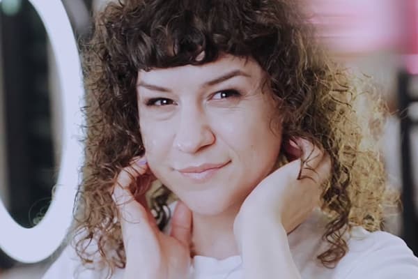 Профессиональный уход за кудрявыми волосами