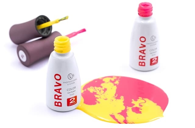 Взрыв красок и безмятежность неба. Какой цвет выбрать для летнего маникюра