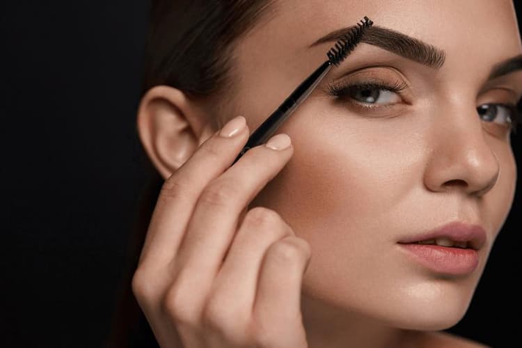 Оформляем брови самостоятельно: шаг за шагом к идеальному изгибу