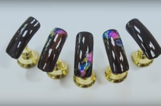 Современные тенденции маникюра с брендом Bravo - черный стайлинг